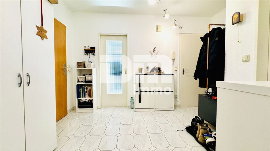 (R)eserviert! Etagenwohnung mit Balkon, Kellerraum und Garage - Flur / Diele groß Garderobe